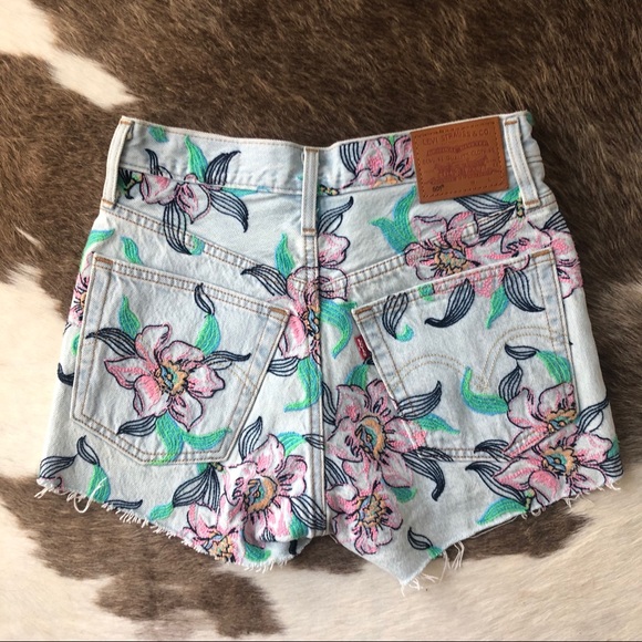 Levi’s High Rise Short - Picture 2 of 3